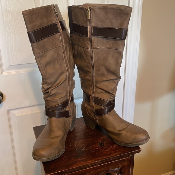 Beautiful tall boots! 9W - Picture 2 of 8